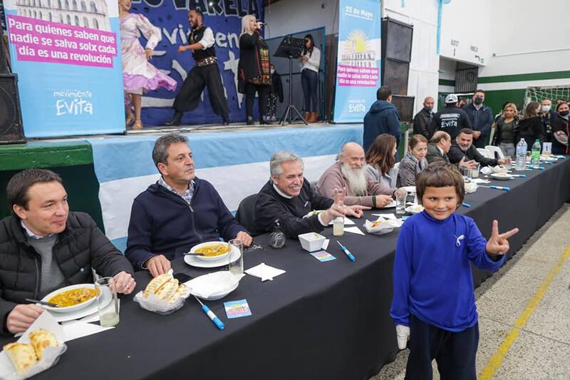 Otros tiempos: Alberto Fernández junto a Sergio Massa y Emilio Pérsico en un locro del Evita el 25 de Mayo