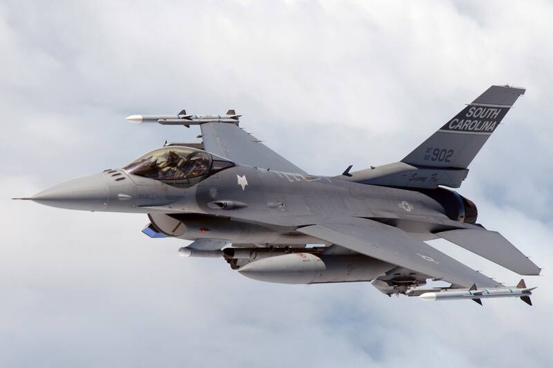El Gobierno planea comprar 25 aviones Fighting Falcon por U$S 690 millones.