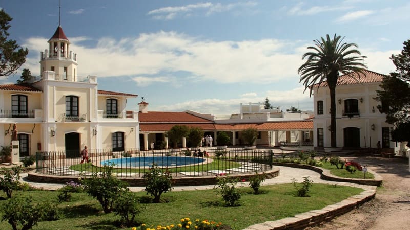 El imperdible hotel de las sierras cordobesas que tenés que visitar y disfrutar de su pileta olímpica