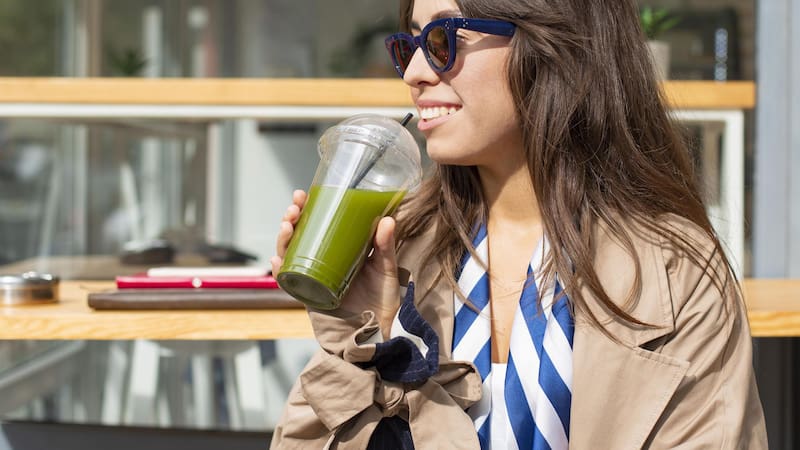 Esta bebida de espinaca y kiwi ayuda a prevenir el estreñimiento.