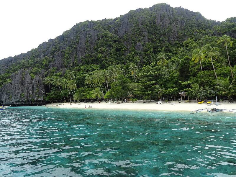 Entalula Beach en Filipinas atrae a turistas con su serenidad y belleza natural intacta. (Fuente: Wikimedia Commons)