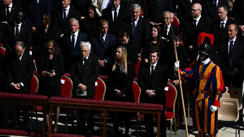 Javier Milei junto a su hermana en primera fila. Detrás, su comitiva.