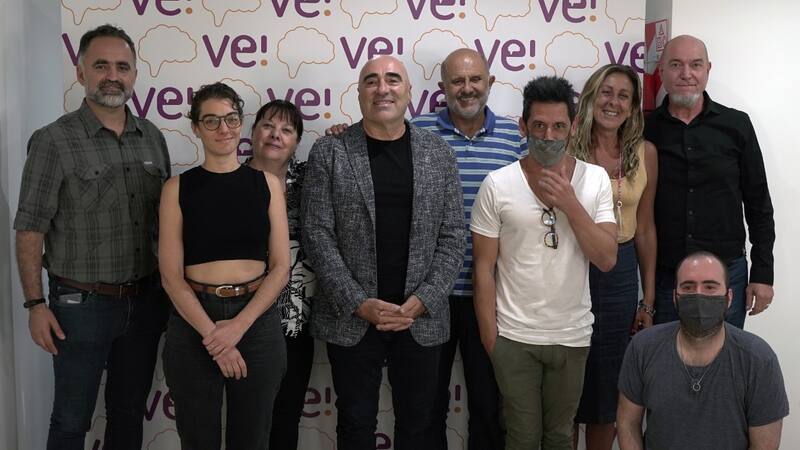 De izquierda a derecha: Nahum Mirad, Florencia Schenone, Rosita Saig, Luis Schenone, Fabián Brown, Damián Coll, Karina Mustafá, Eduardo Marchese.