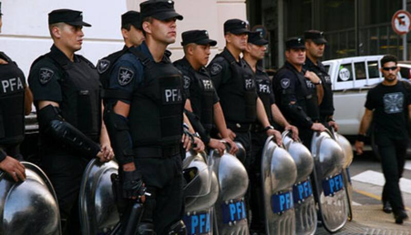 La PFA detuvo a cinco sospechosos.