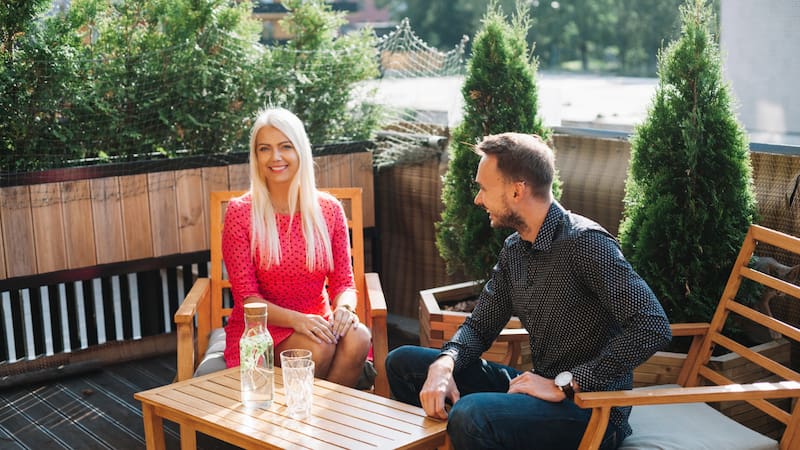 El conjunto incluye una mesa y dos sillas fabricadas en un material muy resistente.