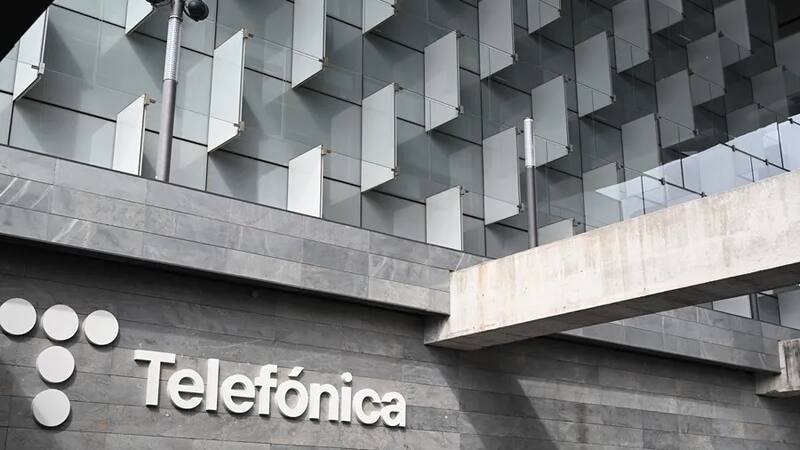 Telefónica cumple objetivos e ingresa en 2024 un 1,6% más, pero pierde 69 millones por Hispanoamérica.