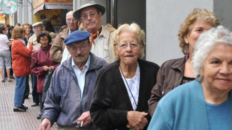 Los jubilados y pensionados de la ANSES cobran con bono y aumento en diciembre 2024.
