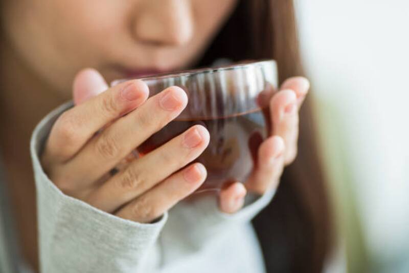 El té negro no solo es un potente antioxidante sino que también evita y tiñe las canas. Fuente: iStock.