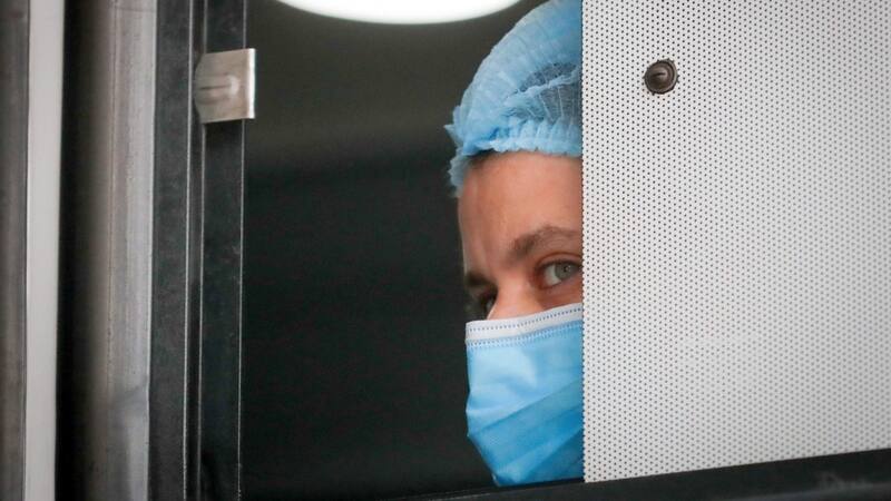 Los pacientes no vacunados son más propensos a tener dificultad para respirar y tos al contraer Ómicron.