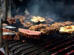 Día Nacional del Asado Argentino: cuándo es, cómo elegir y asar cada corte de carne, cómo prender el fuego de la parrilla