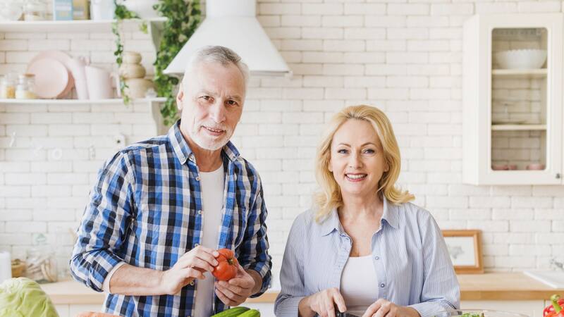 Consumir frutas y verduras variadas es fundamental para reducir los niveles de colesterol.