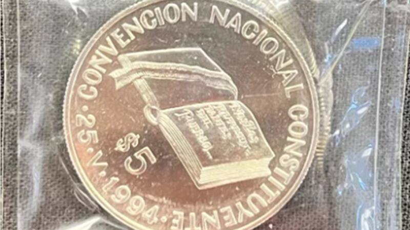 La moneda pertenece a la tirada surgida de la Convención Constituyente de 1994