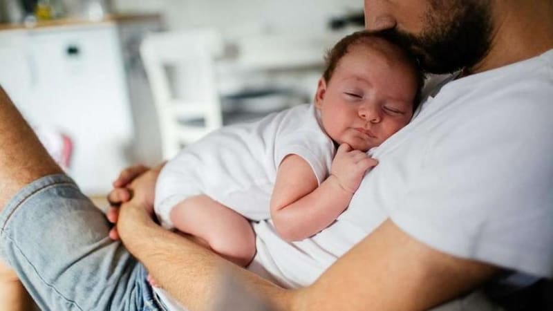 Hasta el momento los padres sólo tienen dos días de licencia por nacimiento, el proyecto de ley propone llevarlo a los 15 días y un período incluso mayor que puede tomarse a lo largo de los primeros 180 días de vida del bebé,