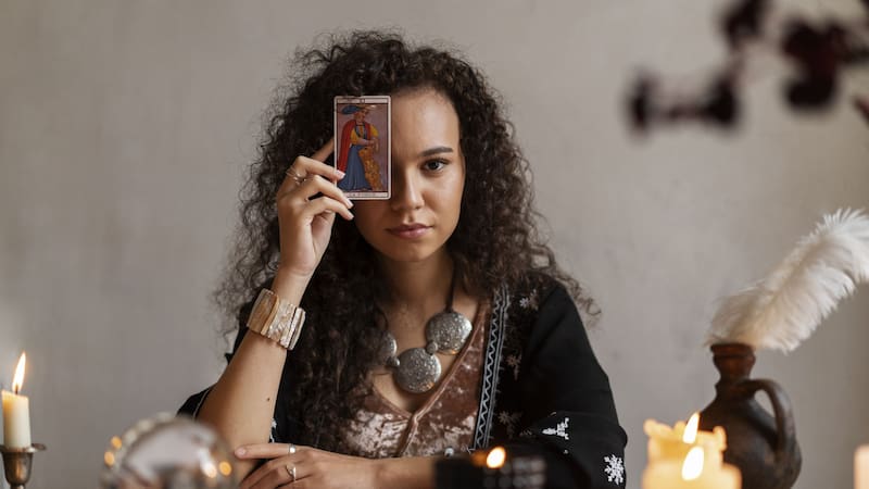 La ruda es una planta que, además de sus propiedades curativas, tiene una fuerte carga simbólica relacionada con la protección y el despojo de malas influencias.