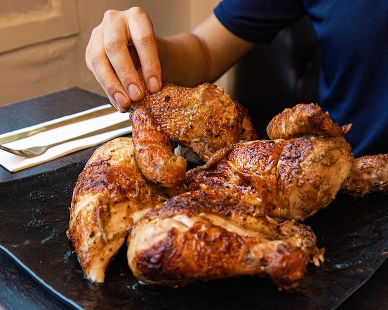 El local tiene dos hornos con capacidad para 30 pollos cada uno. Con $ 7000 comen cuatro personas, indica.