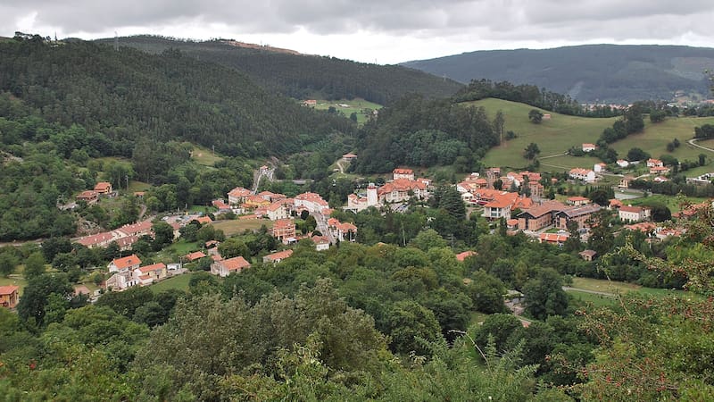 Este bonito pueblo lleno de cavernas, aguas termales y palacios queda a menos de 1 hora de Cantabria
