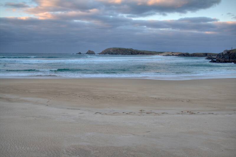 La playa de Meirás es poco concurrida y maravilla con sus imponentes vistas. (Foto: Wikimedia)