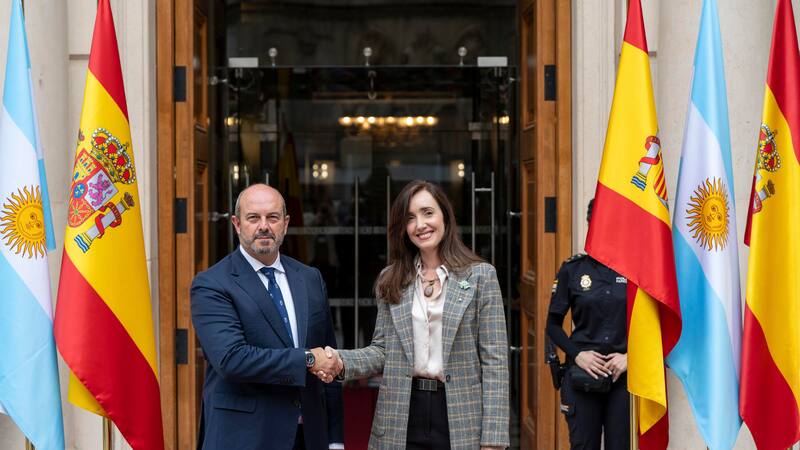 Victoria Villarruel llegó a España y se reunió con el presidente del Senado.