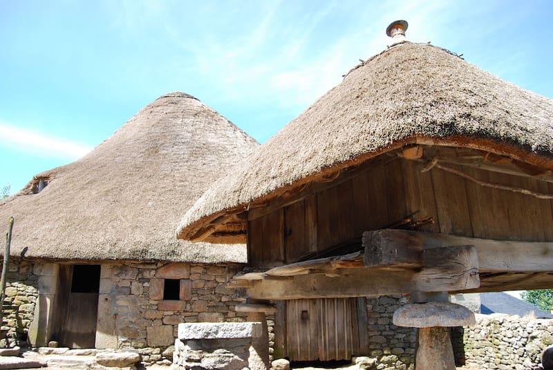Las 14 pallozas prerromanas de O Piornedo se presentan como la atracción turística principal de la aldea. (Foto: Wikimedia)
