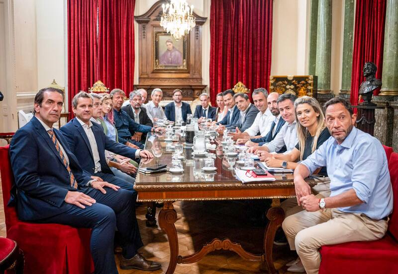Un grupo de los denominados "diputados dialoguistas" reunidos con el titular de la Cámara baja, Martín Menem.