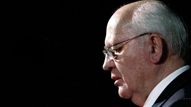 A fines de 1990, varias repúblicas socialistas proclamaron su independencia de la Unión Soviética. Esta situación provocó la renuncia de Gorbachov.