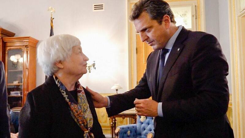 Janet Yellen del Departamento del Tesoro junto con el ministro Sergio Massa en Washington
