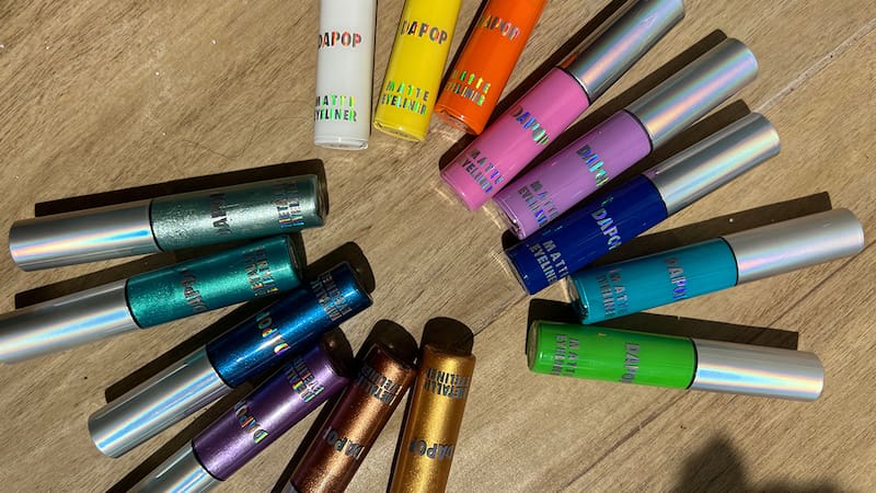 Desde metalizados hasta colores mate, la empresa tiene una amplia variedad de delineadores.