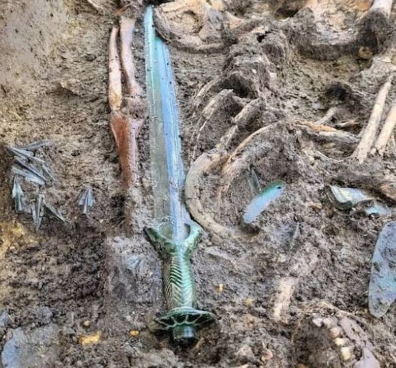 La espada fue encontrada junto a tres cuerpos. (Foto: Oficina Estatal de Baviera para la Preservación de Monumentos).