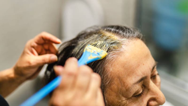 El tinte de una marca específica promete efectividad a la hora de cubrir las canas.