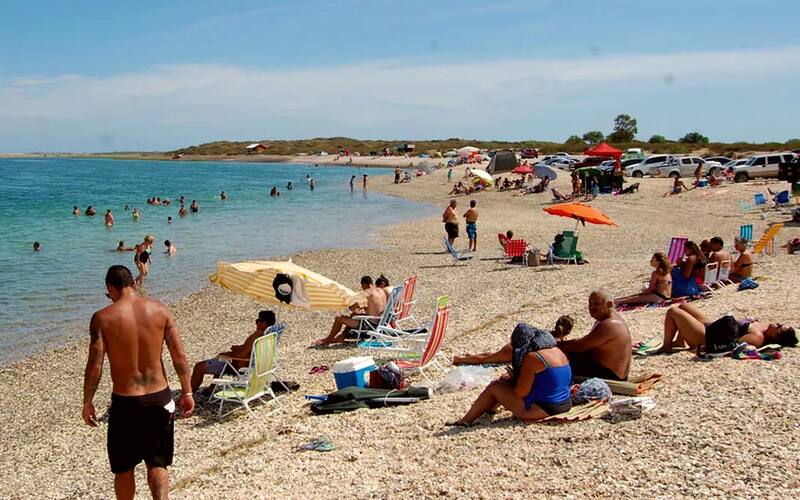 Son playas de aguas templadas y alejadas del bullicio. Ideales para descansar.
