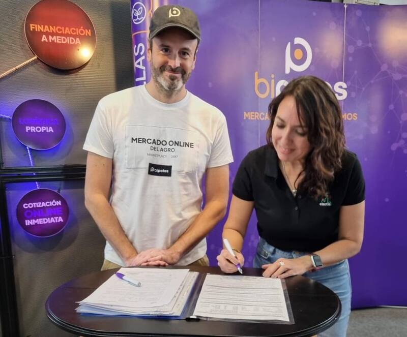 Juan Birolo, Fundador de Bipolos junto a Victoria Engelberger, Founder de Cacta, durante la firma del acuerdo.