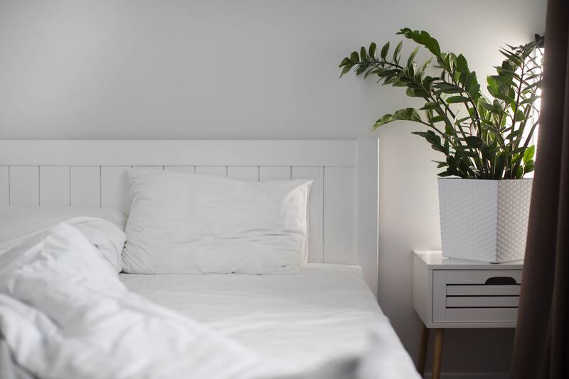 Los expertos sugieren cambiar las sábanas cada dos semanas como máximo. (Foto: Freepik)