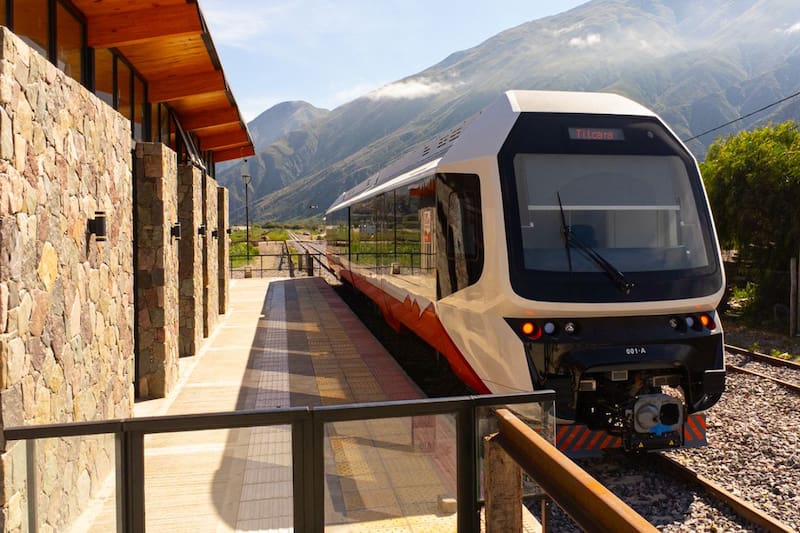 Tren solar de la Quebrada de Humauaca en la provincia de Jujuy, Argentina. Foto: Instagram @trensolaroficial.