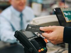 California entrega tarjetas de débito prepagadas con u$s1,050: ¿Cuáles son los requisitos para pedirla?