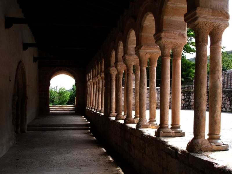 La galería porticada de la iglesia, con sus capiteles ornamentados, es una de las joyas del románico rural en Castilla-La Mancha. (Foto: www.turismocastillalamancha.es)