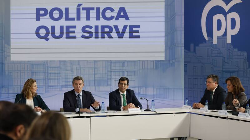 El PP ve la legislatura de Sánchez discurrir entre Puigdemont y Ábalos.