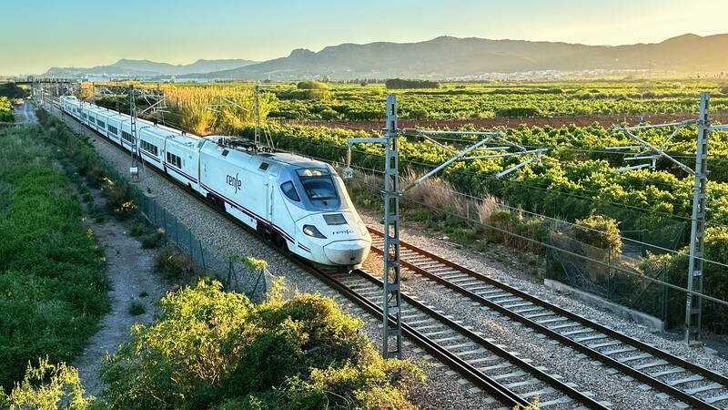 AVE madrugador | Renfe anuncio la ruta de primera hora que unirá Madrid con una importante ciudad : horario, paradas y cuánto tarda el nuevo tren.