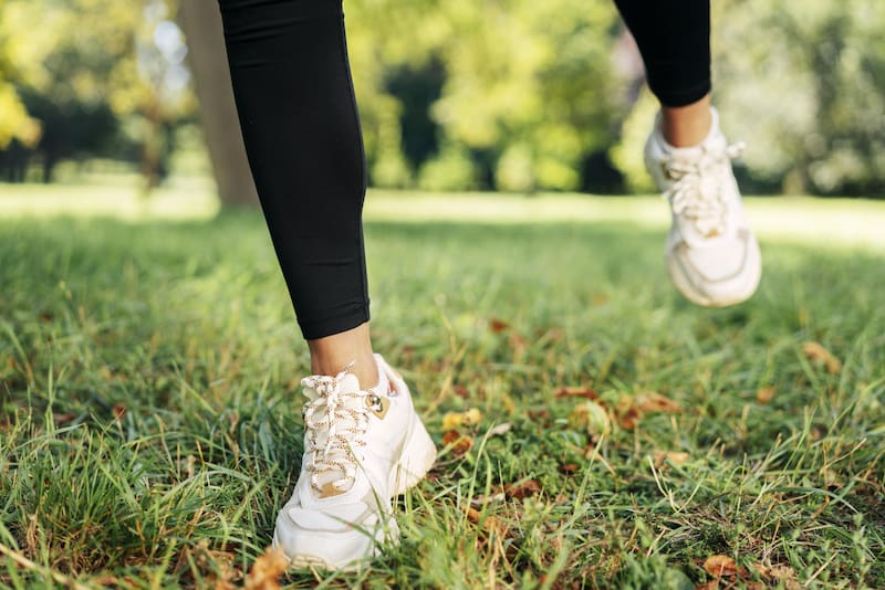 Hacé un buen calentamiento antes de arrancar y no te olvides de estirar al terminar para evitar lesiones. (Foto: Freepik)