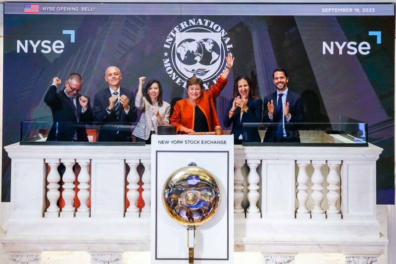 Julie Kozack, puño en alto, acompañó a Kristalina Georgieva al toque de campana del FMI en Wall Street