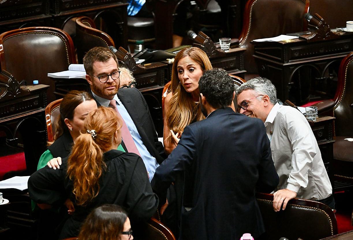 Tras un intento del kirchnerismo de hacer caer la sesión, continúa el debate hasta la madrugada