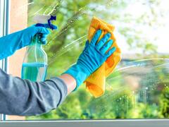 El truco casero para limpiar vidrios y espejos sin dejar marcas ni con productos caros