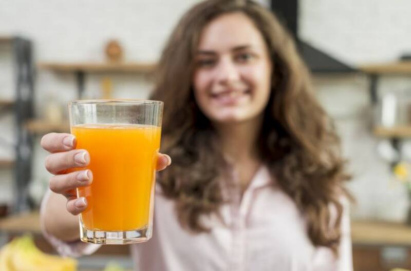 Cómo preparar el jugo de zanahoria con gelatina: aporta colágeno, calma el dolor de rodilla, de cadera y rejuvenece la piel