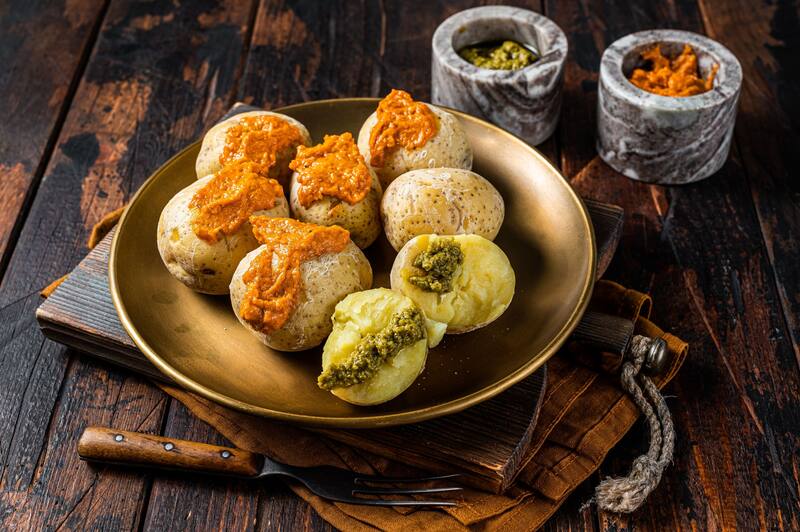 Paso a paso para hacer papas arrugadas de las Islas Canarias. Fuente: Shuttertock.