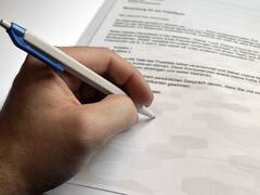 ¿La genética influye en cuál es la mano hábil de las personas?