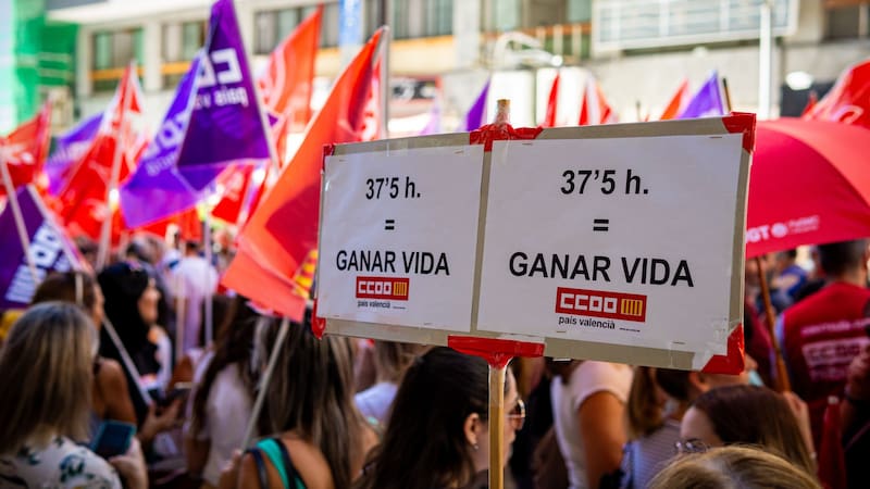 Junts se ve "más cerca del no" a la reducción de la jornada laboral, pero negocia con Sumar.