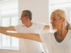 Los 5 ejercicios de estiramiento ideales para mayores de 60 años que ayudan a aliviar el dolor de espalda