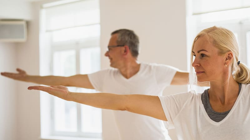 Sin necesidad de ir al gimnasio puedes aliviar tu dolor de espalda con estos sencillos ejercicios de estiramiento ideales para adultos mayores de 60 años.