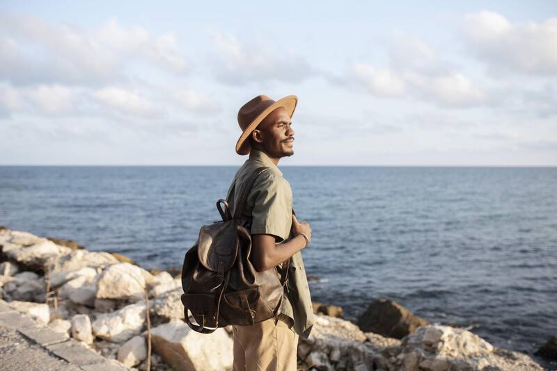 Los venezolanos en USA enfrentan la pérdida de sus permisos de trabajo y la protección ante la deportación. (Fuente: Freepik)
