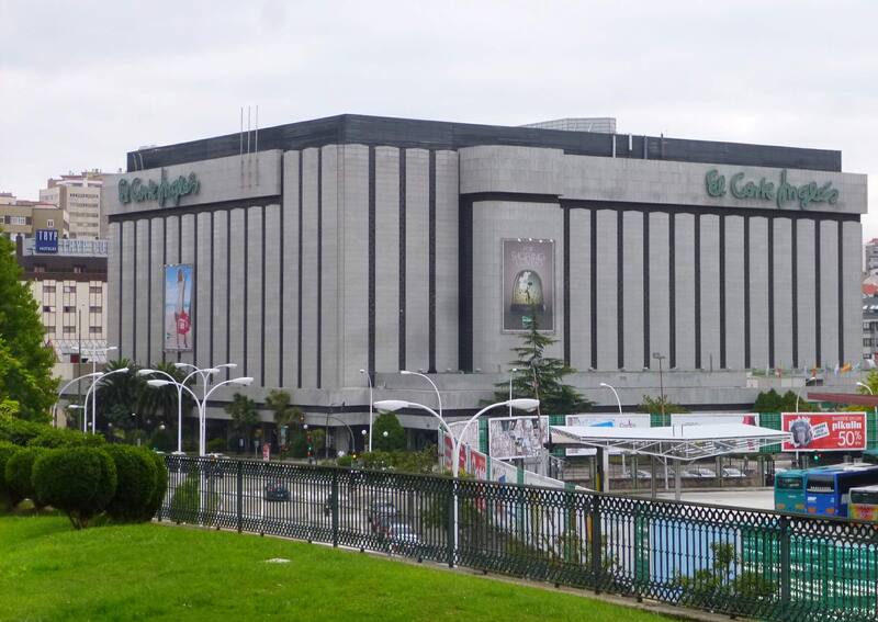 El Corte Inglés nunca logró captar a su público objetivo en Marineda, que siempre optó por continuar visitando la tienda de Cuatro Caminos, considerada como "la verdadera" en la ciudad gallega. (Imagen: Zarateman, CC0, vía Wikimedia Commons)