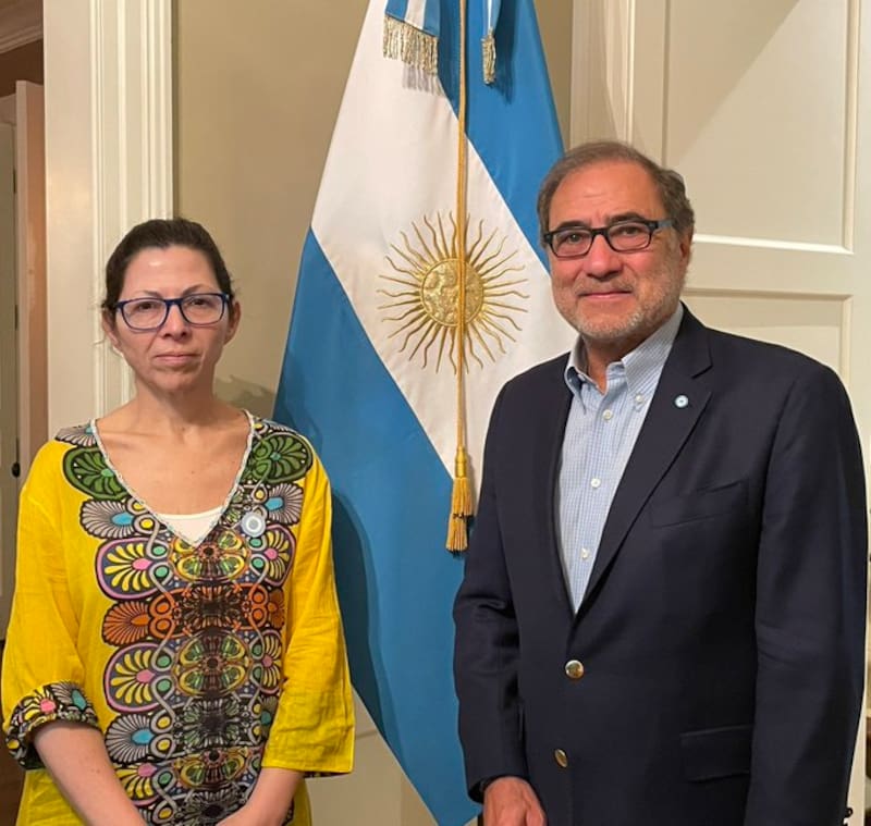 Silvina Batakis junto al embajador argentino en Estados Unidos, Jorge Arguello. Fuente: Twitter